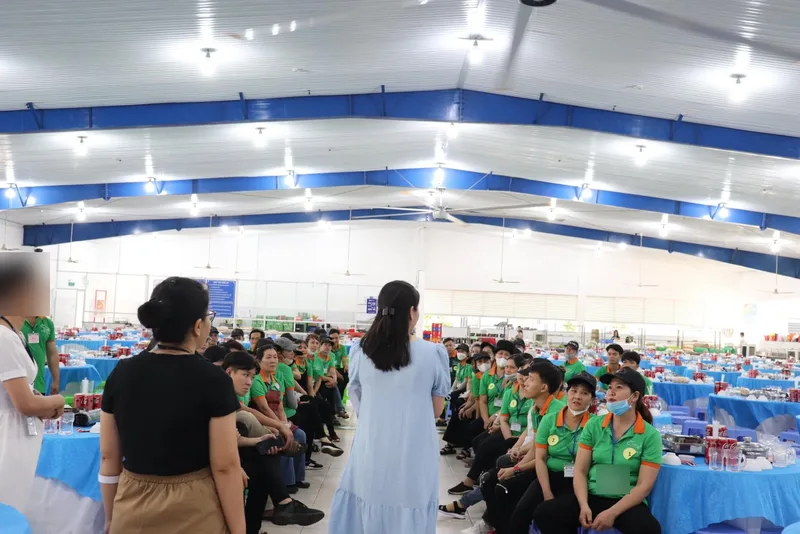 Buổi phổ biến công việc cho đội phục vụ ngay tại sảnh tiệc 350 bàn, mỗi người đeo số thứ tự