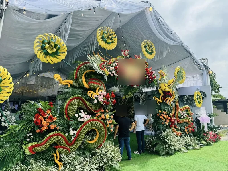 Cận cảnh cổng rồng phụng ở tiệc Tây Ninh ngày 25/09/2024, tên chủ tiệc đã được làm mờ