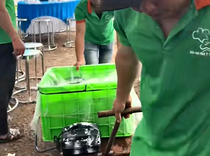 Nhân viên kéo thùng tôm có bình oxi để tôm luôn sống tại nơi tiệc