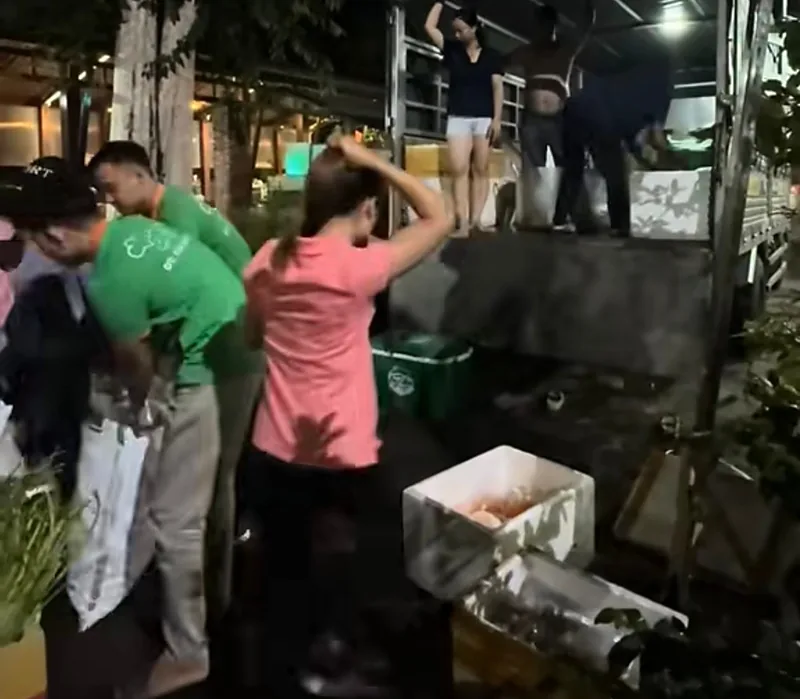 Nhân sự kiểm và đếm hàng lên xe tải lúc sáng sớm trước khi đi đãi tiệc xa