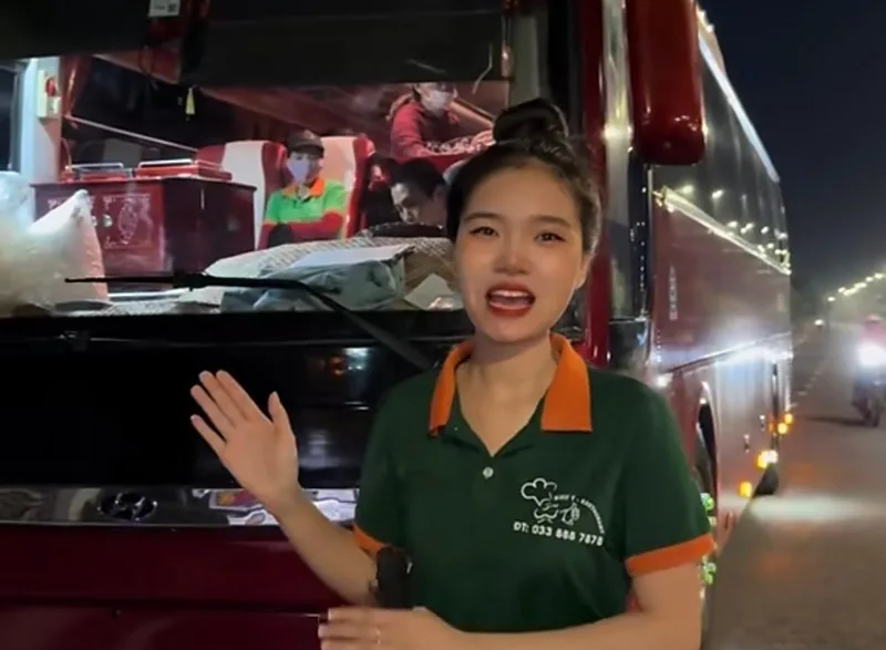 Nhân viên Bếp Cô Linh đi đãi tiệc xa trên xe khách thuê riêng, ban đêm