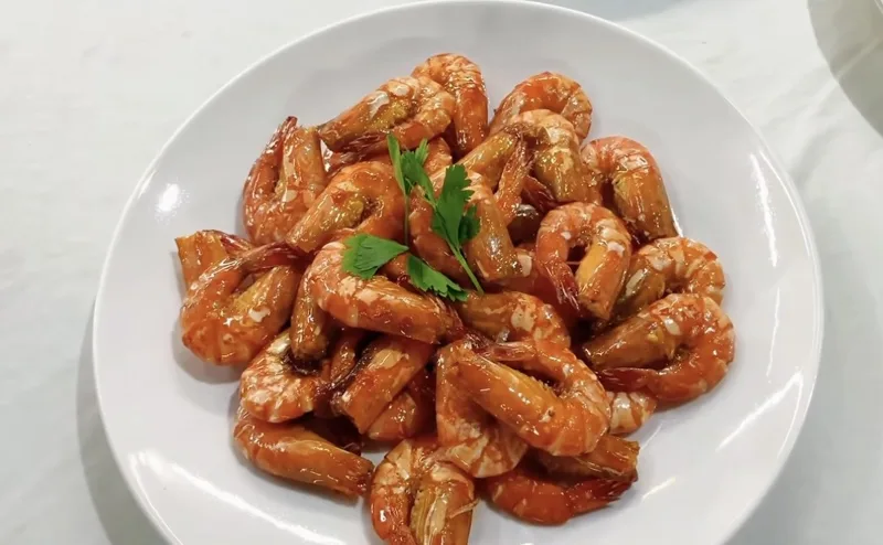 Dĩa tôm rim mặn đỏ au bóng đẹp, điểm rau mùi ở giữa, món thật của Bếp Cô Linh